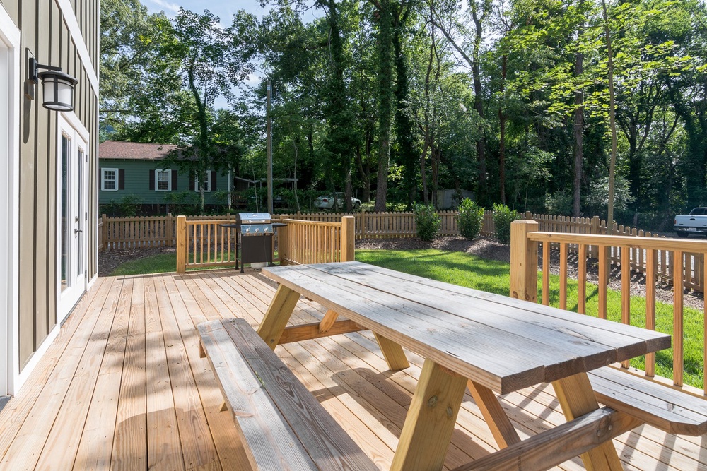 Back Deck Dining Area & Fenced Area 