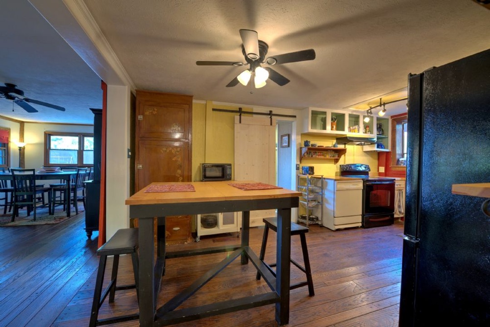 Dining Area & Fully-Equipped Kitchen