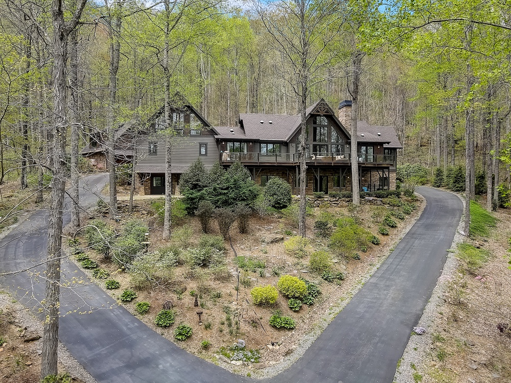 The Alpine House - Loop Driveway