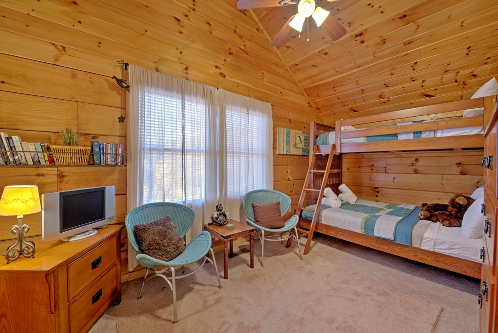 Bedroom 3 - Twin/Full Bunk Bed, Upper Level