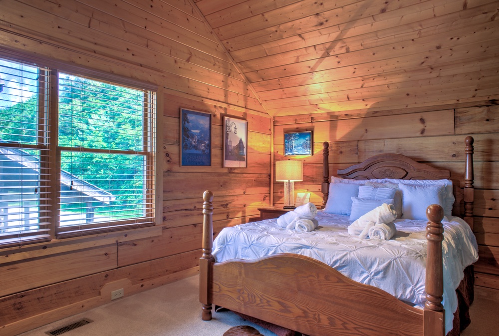 Bedroom 2 - Queen Bed, Upper Level