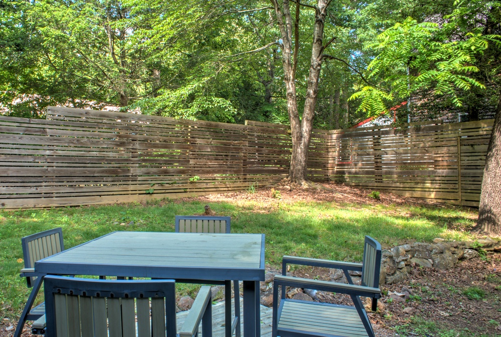 Black Mountain Cottage - Outdoor Dining Area and Fenced in Yard
