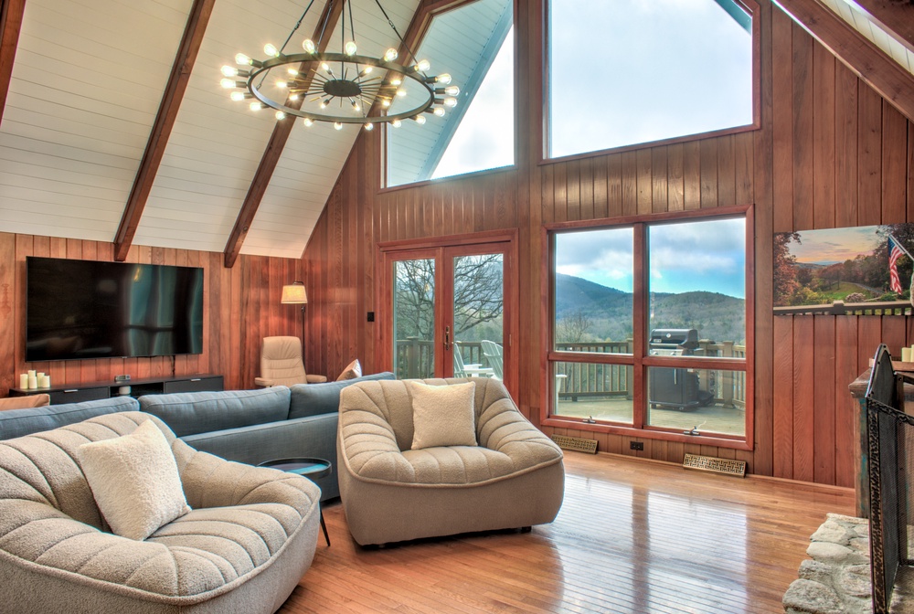Living Area w/ Vaulted Ceiling, Mountain Views, & Luxury Furnishings