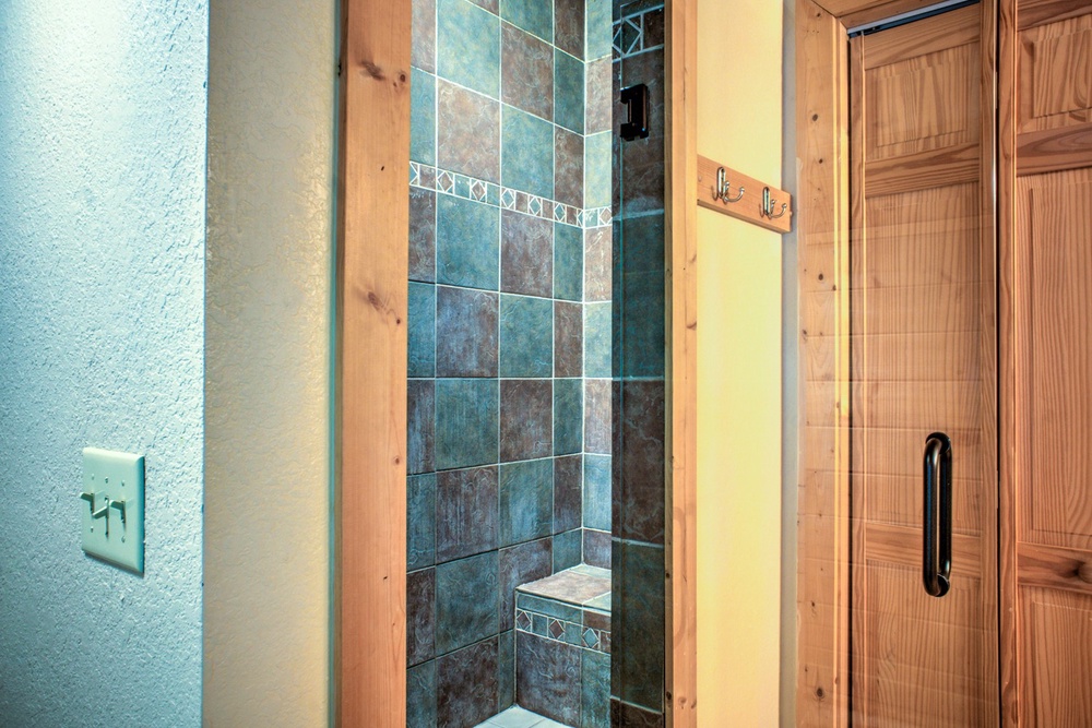 Shower w/ Seating