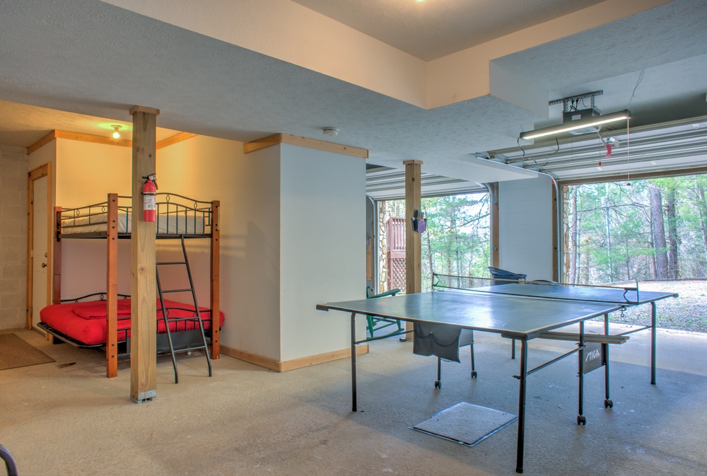 Garage - Ping-Pong Table