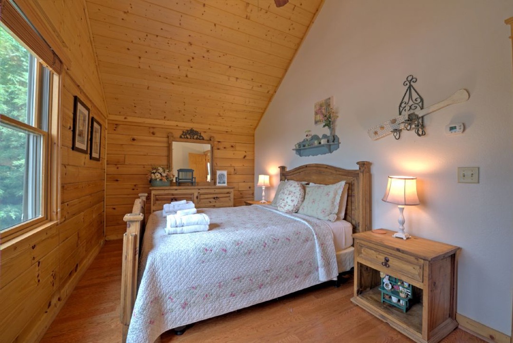 Bedroom 2 - Queen Bed, Upper Level