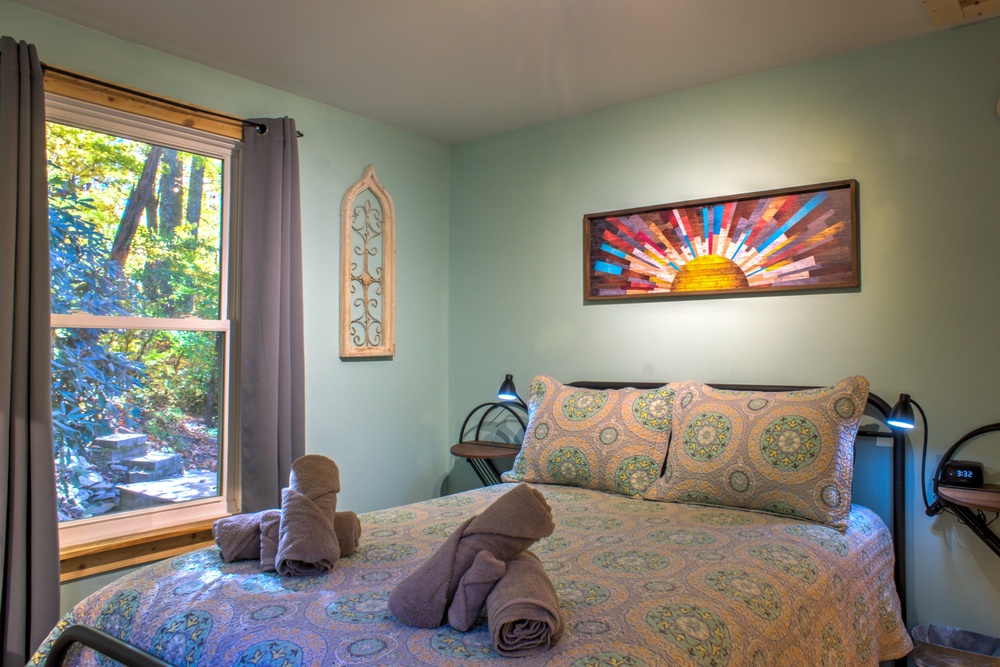 Main Level - Bedroom 1 - 1 Queen Bed