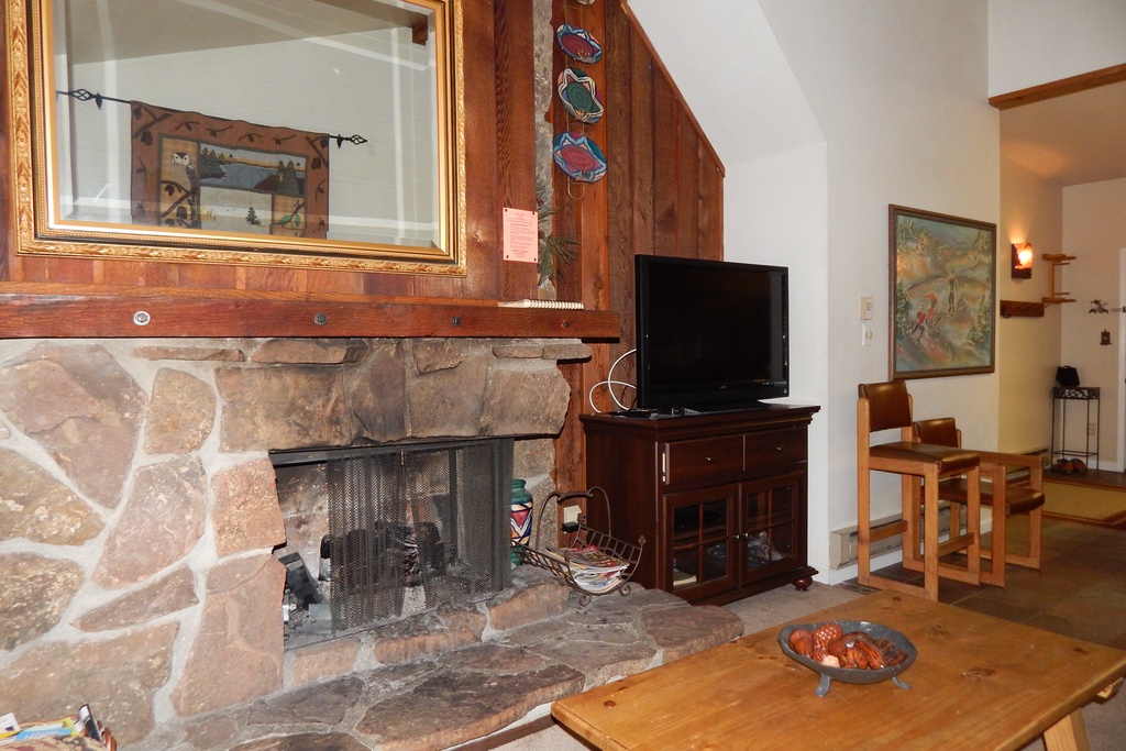 StayWinterPark-Beaver-Village-Condos-TV-and-fireplace-in-living-room unit 131