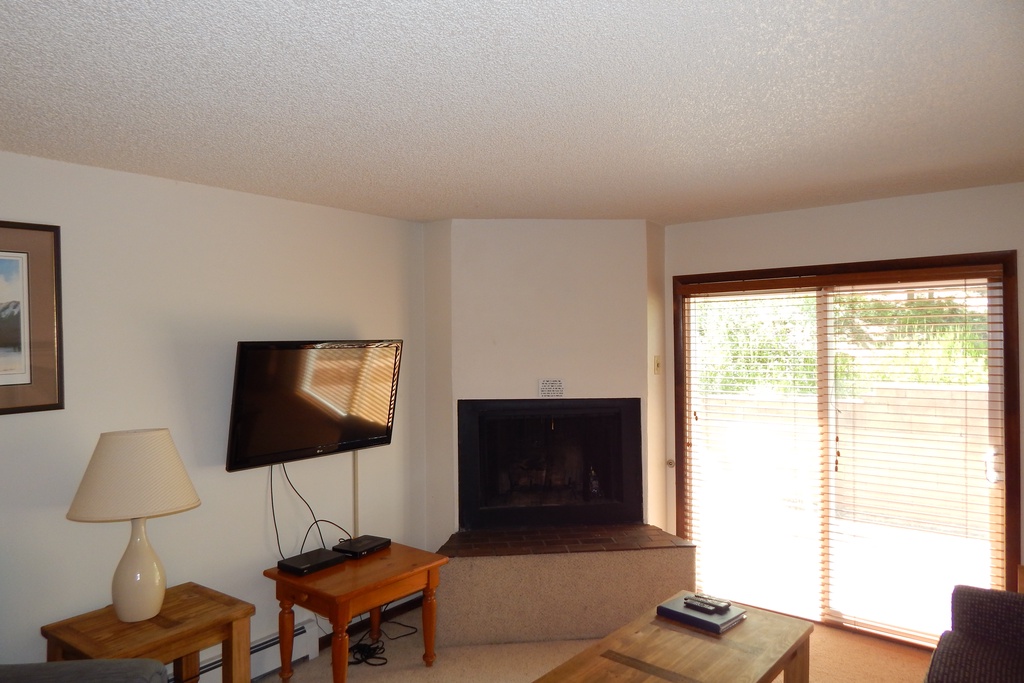 StayWinterPark Lions Gate 2 bedroom TV and fireplace