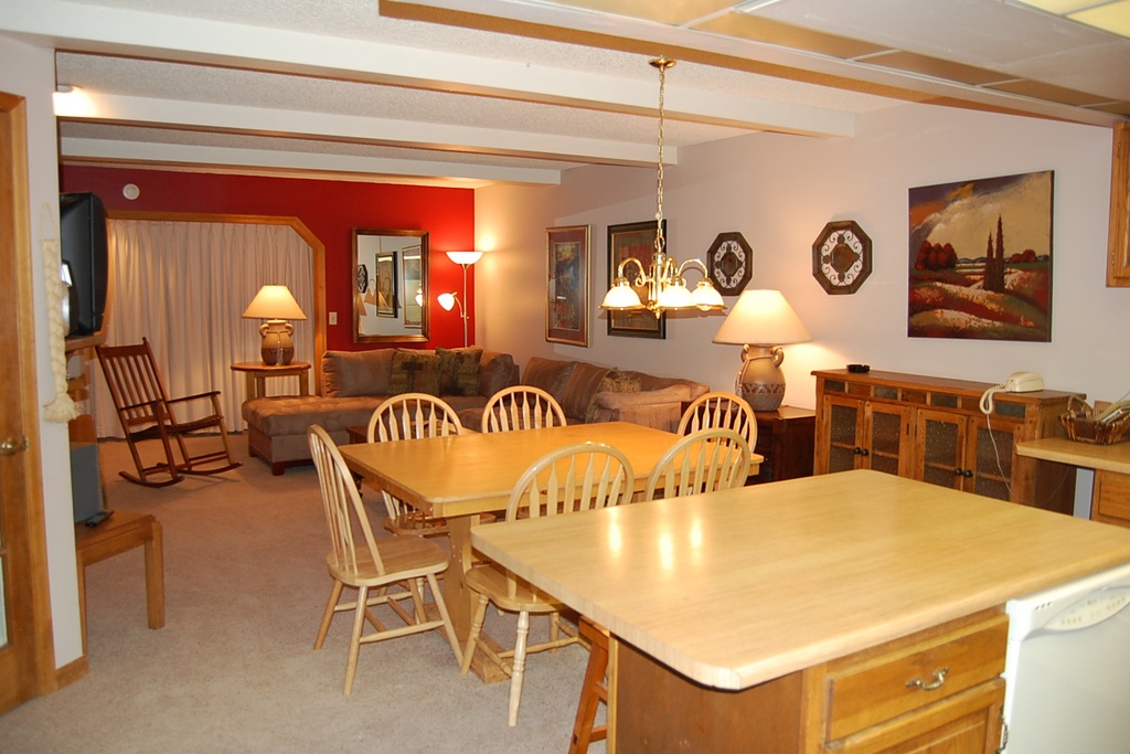 StayWinterPark-Hi-Country-Haus0-Dining Area unit 2201