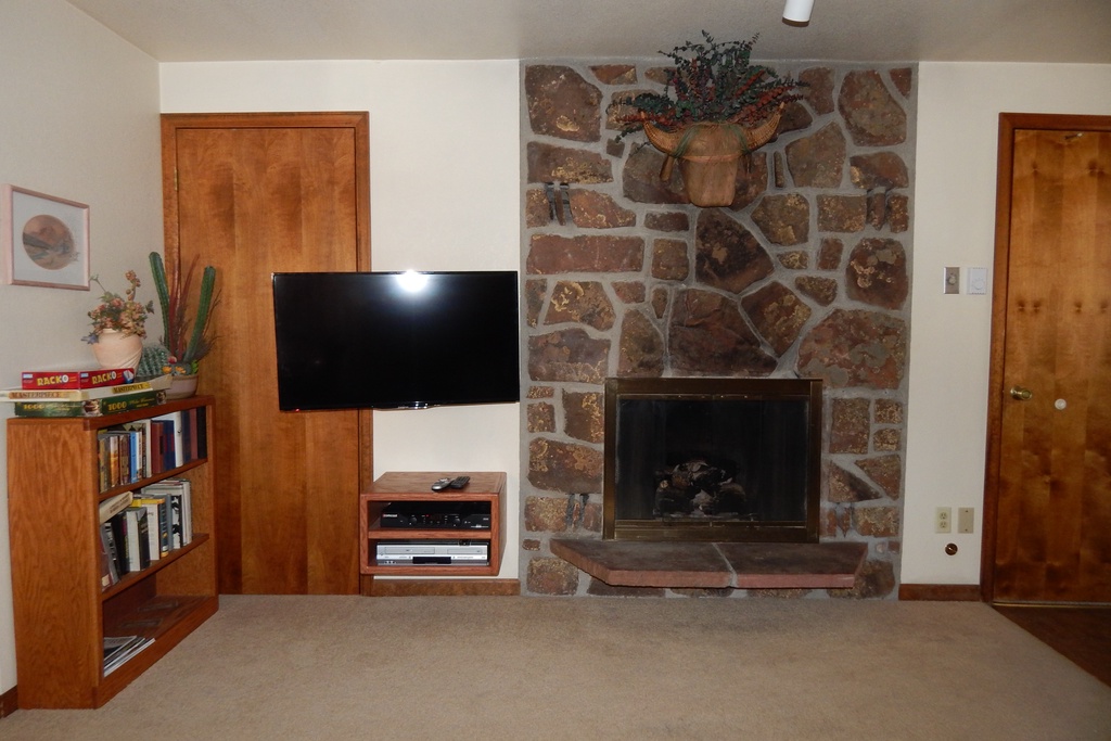 StayWinterPark-Hi-Country-Haus-Fireplace and T.V unit 2501