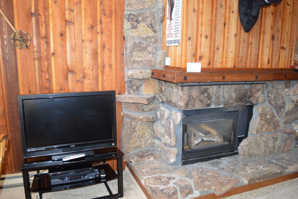 StayWinterPark Beaver Village Condos TV Fireplace unit 1633