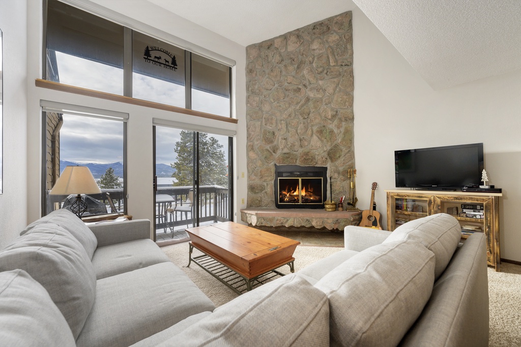 SWP Meadow Ridge 31-4 living room fireplace and TV
