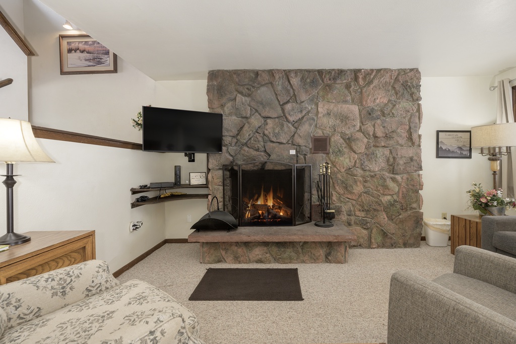SWP Hideaway Village Alpine 4 living room fireplace and TV