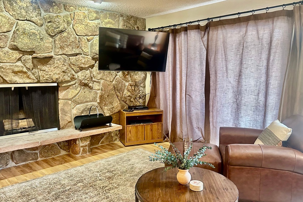 SWP Hi Country Haus 1801 living room TV and fireplace