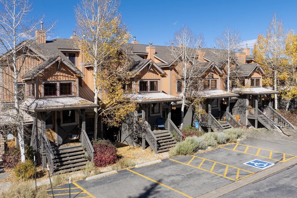 Kicking Horse Palomino 7-302 is a mountain-style townhomes with autumn foliage create a picturesque setting surrounded by golden aspens and clear blue skies.