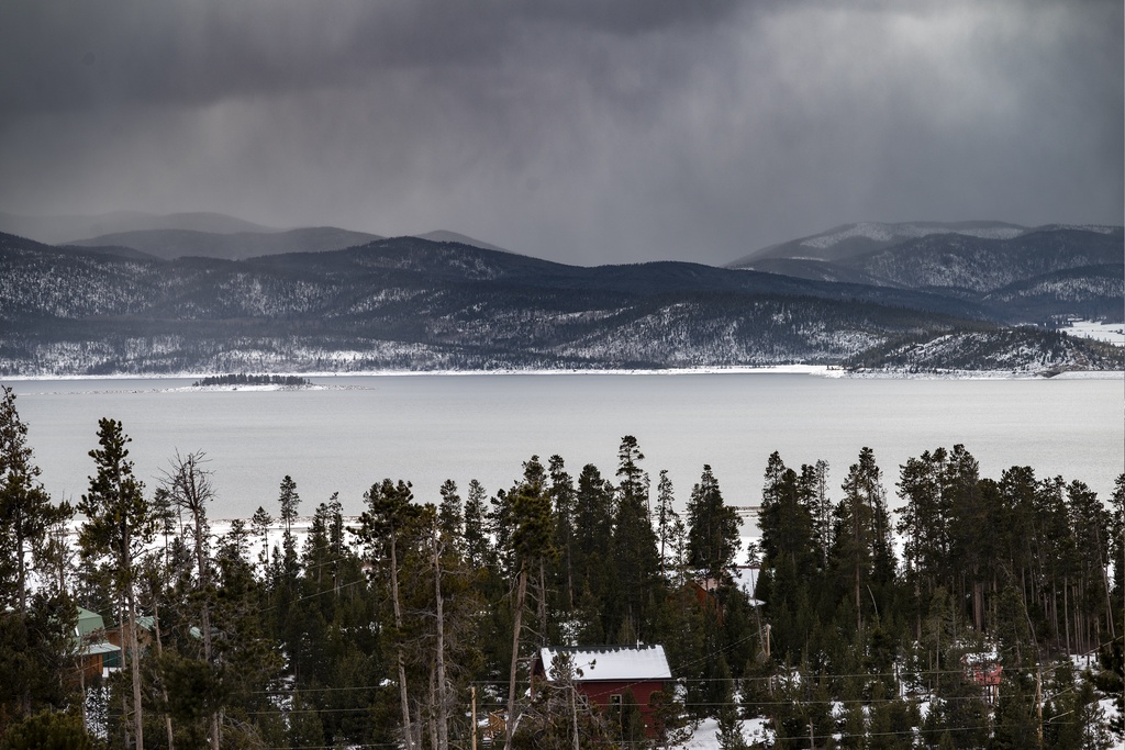 224 GCR 4034 offers a view of snow-covered mountains and frozen lake create a dramatic winter landscape in this Nordic setting.