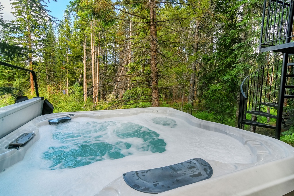 Slip into the bubbling hot tub and let your worries melt away as you soak surrounded by towering pines and forest tranquility.