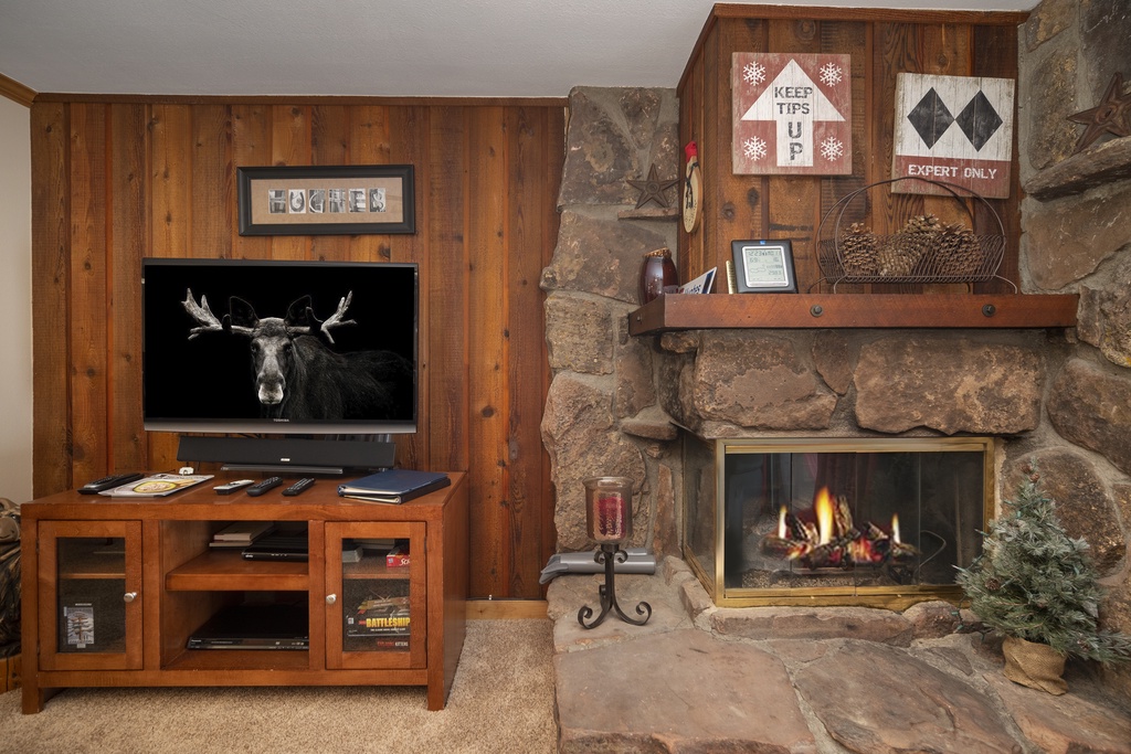 SWP Beaver Village 412 fireplace and TV