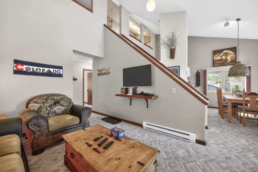 Cozy up in your mountain-style living room with soaring ceilings, rustic furnishings, and flat-screen entertainment.