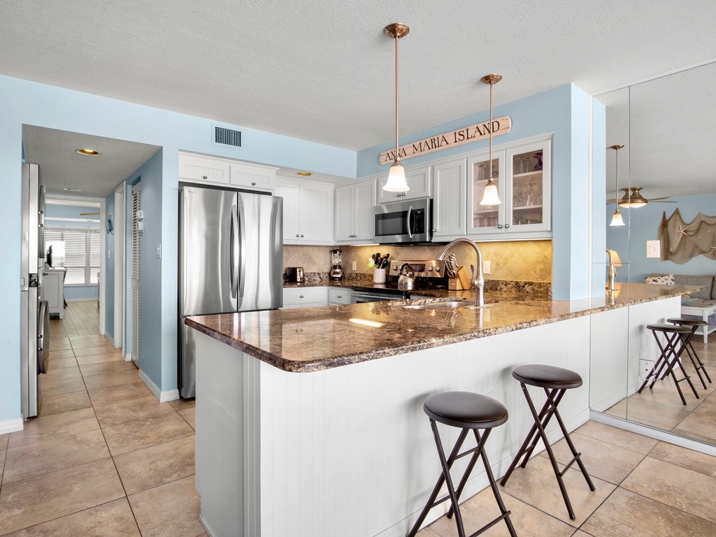 Fully equipped kitchen with breakfast bar