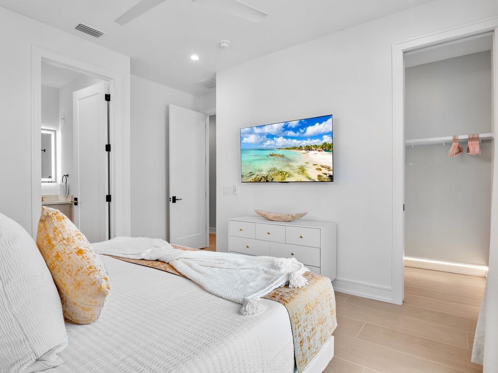 Fifth Bedroom, King bed