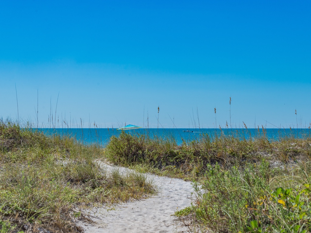 Palm Gables 110 - Direct Path to Beach