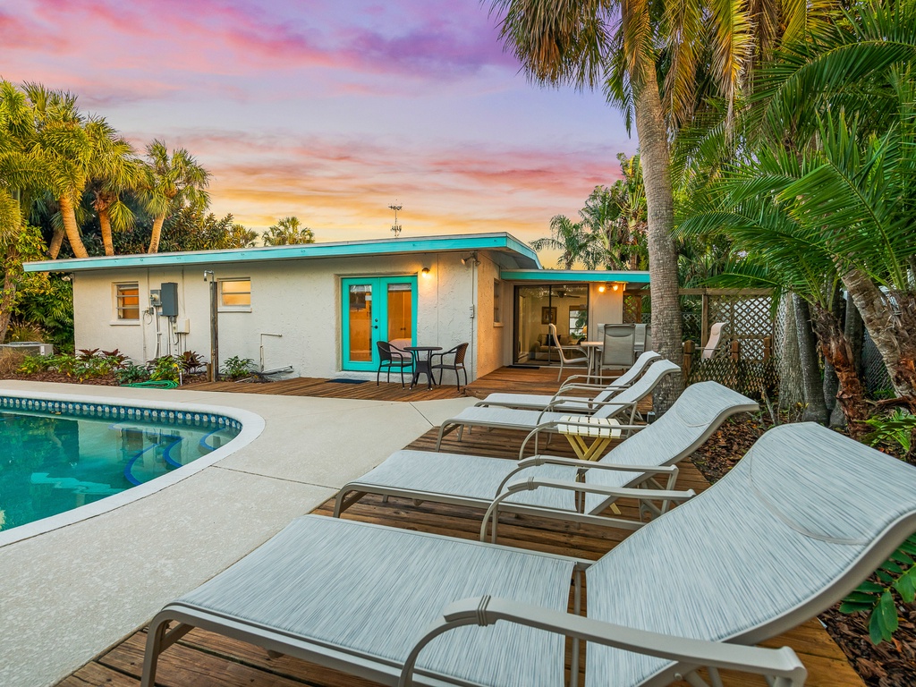 Private Pool and Lounge