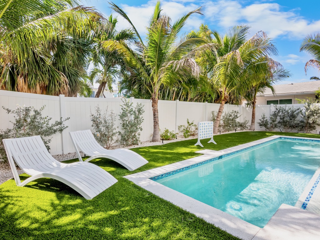 Poolside Loungers, Poolside Recreation