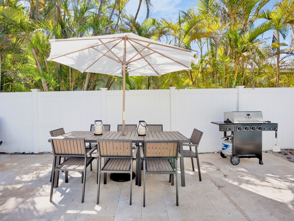 Poolside Dining, Outdoor Grill