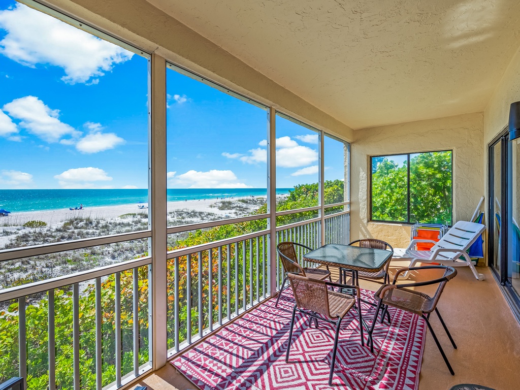 Private Screened Balcony - Dining Area