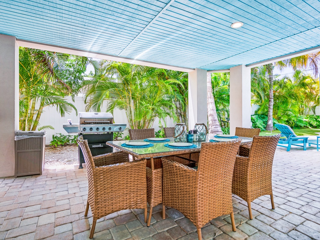 Outdoor Dining Area - BBQ Grill