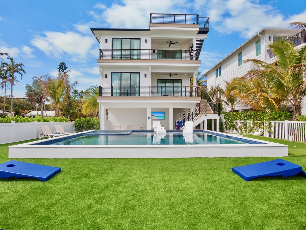 Private pool, putting green, and cornhole