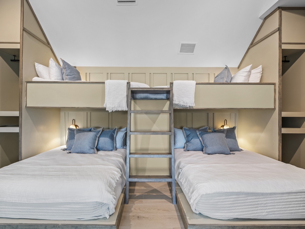 Fifth Bedroom, Two queen over twin bunk beds