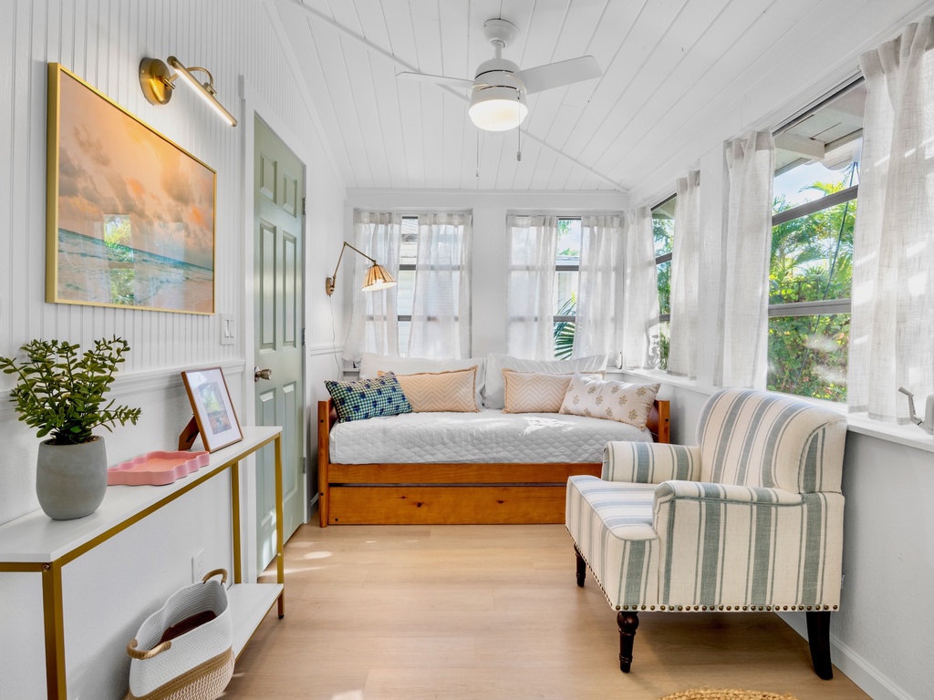 Common Area: Twin Daybed with Trundle