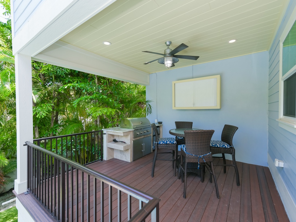 Patio Dining and Built-in Grill