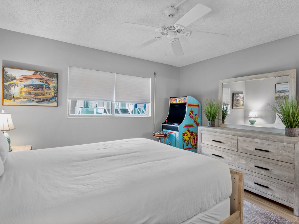 Second Bedroom, Queen