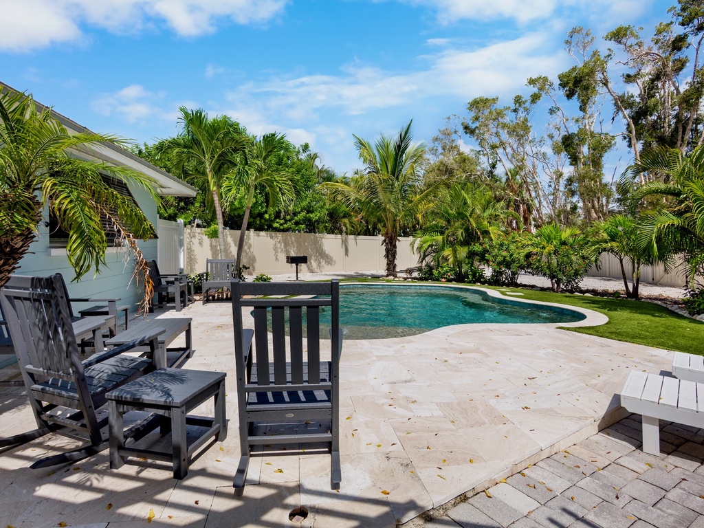 Poolside Lounge