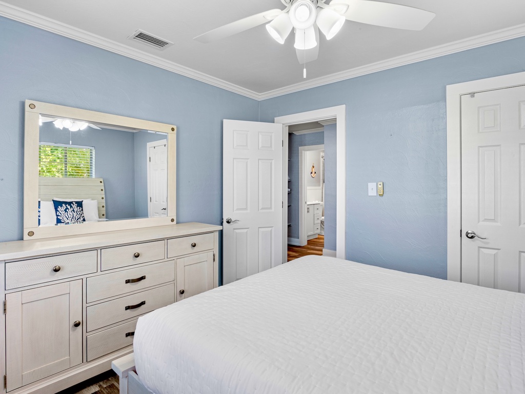 Primary Bedroom - Queen