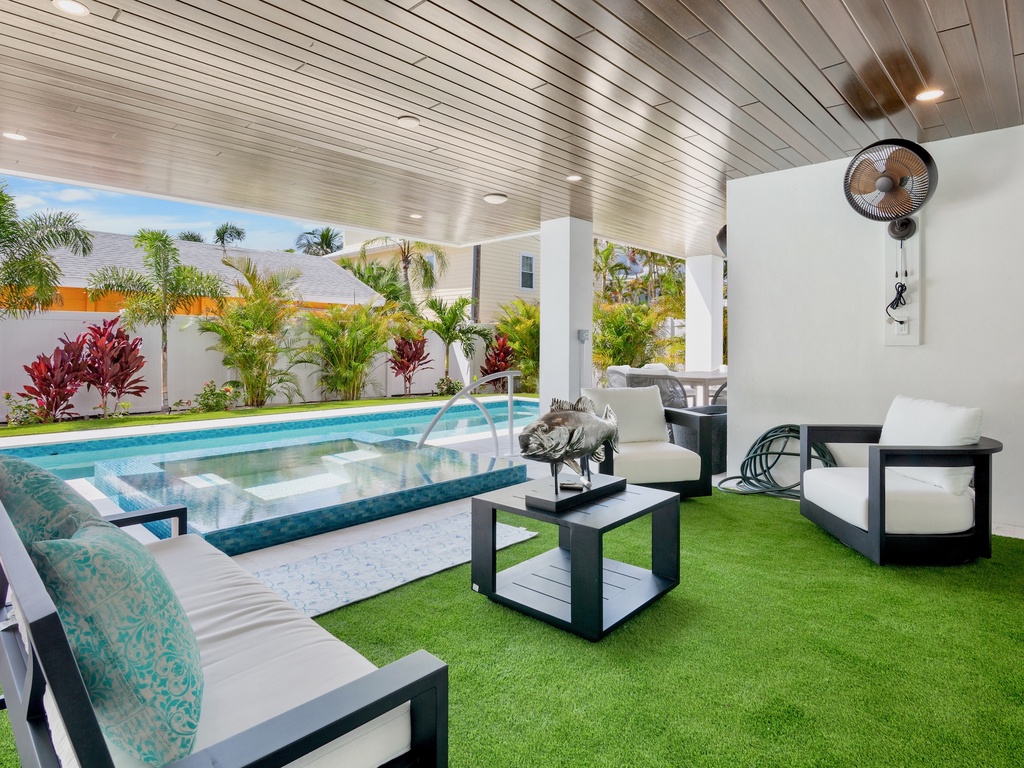 Private Pool, Spa and Lounge Area