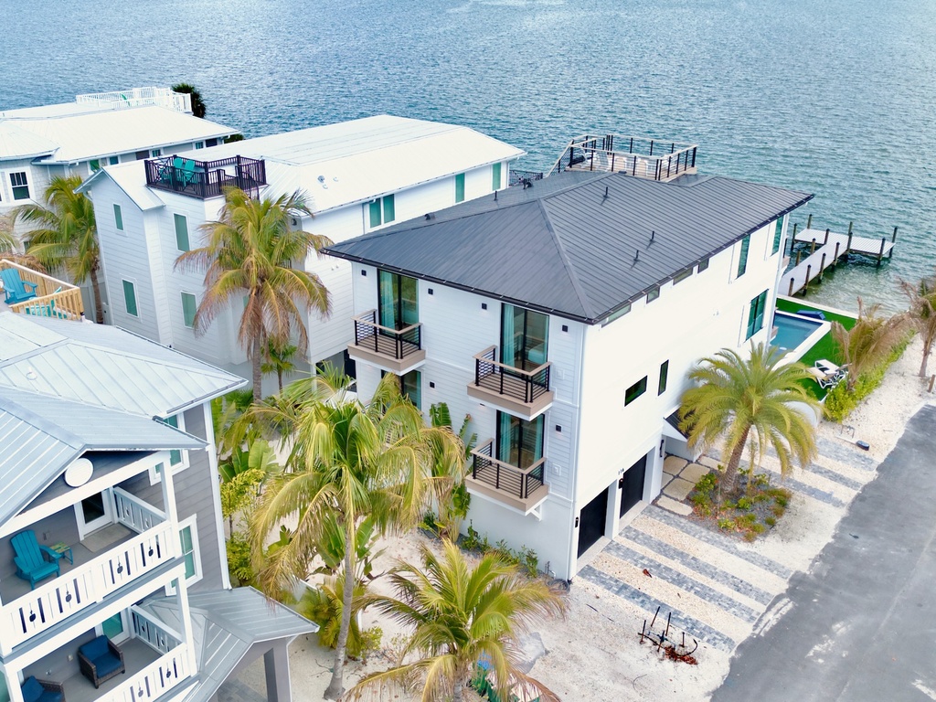 Modern waterfront property - Golden Glow by AMI Locals