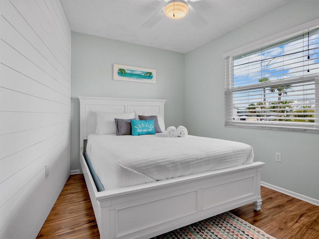 Second Bedroom, Queen bed