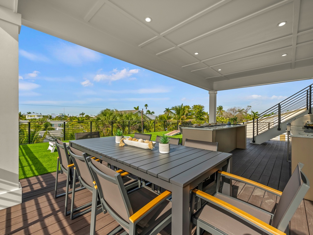 Rooftop Deck - Outdoor Dining