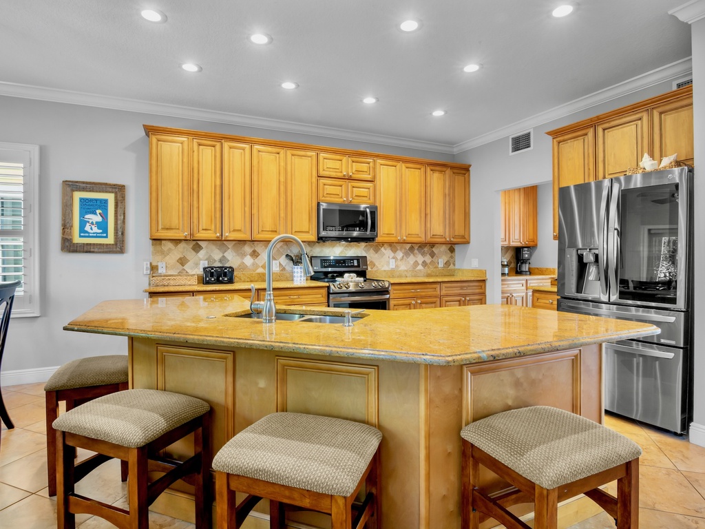 Fully Equipped Kitchen with Island