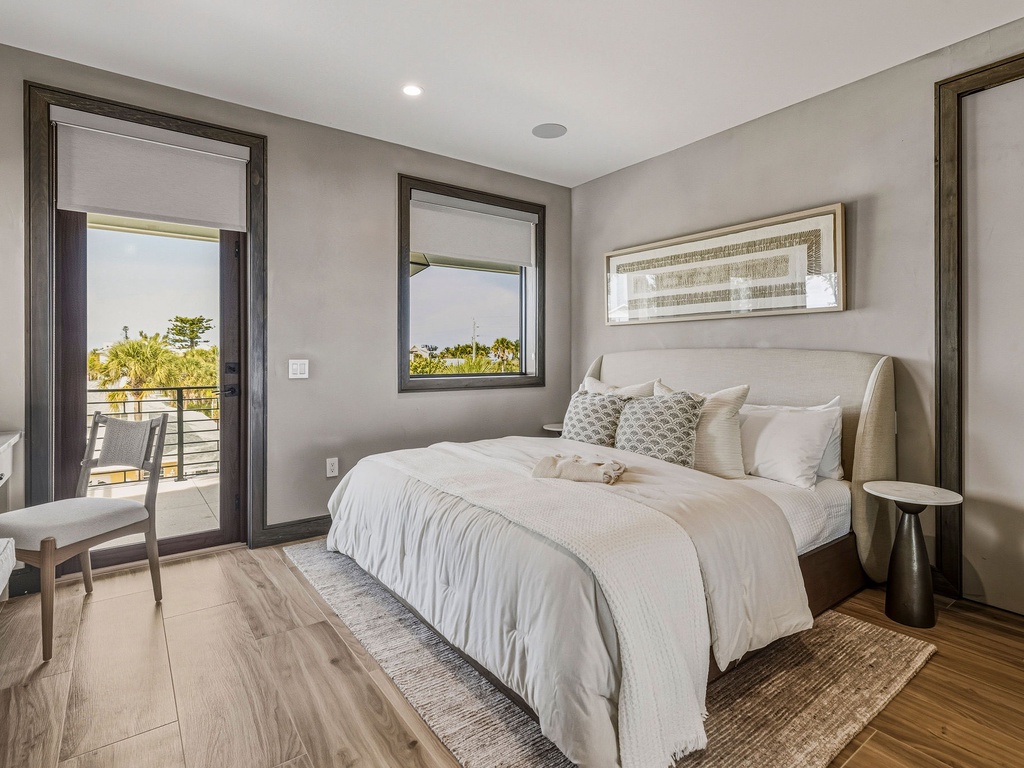 Third Bedroom, Queen bed