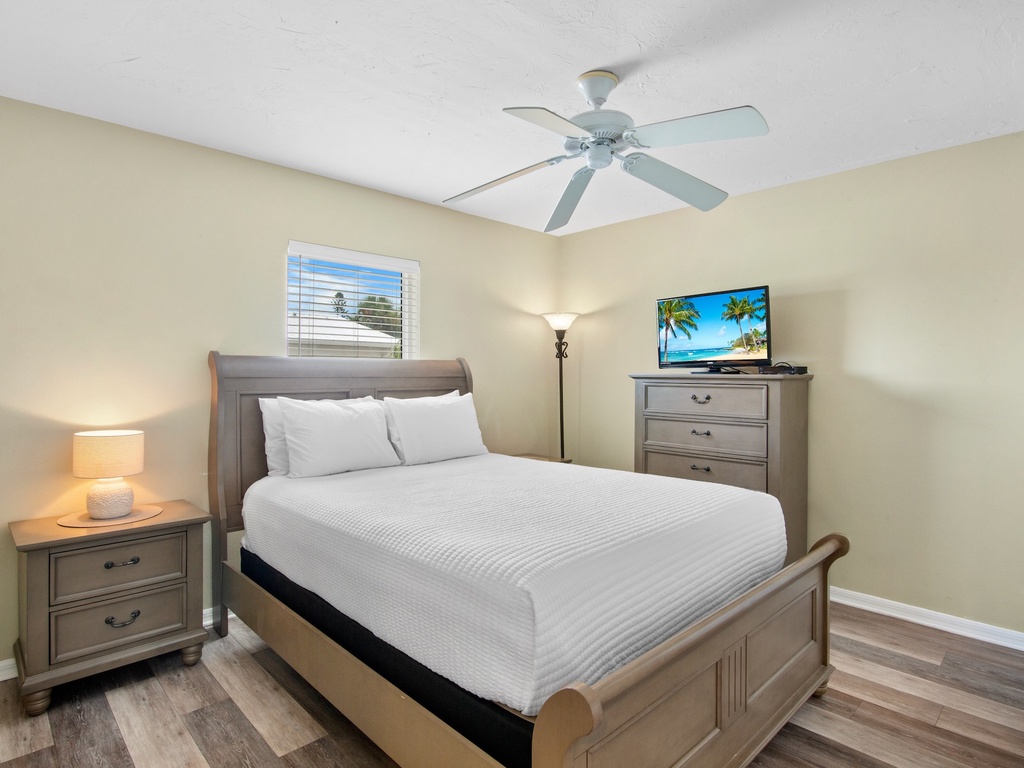 Third Bedroom, Queen