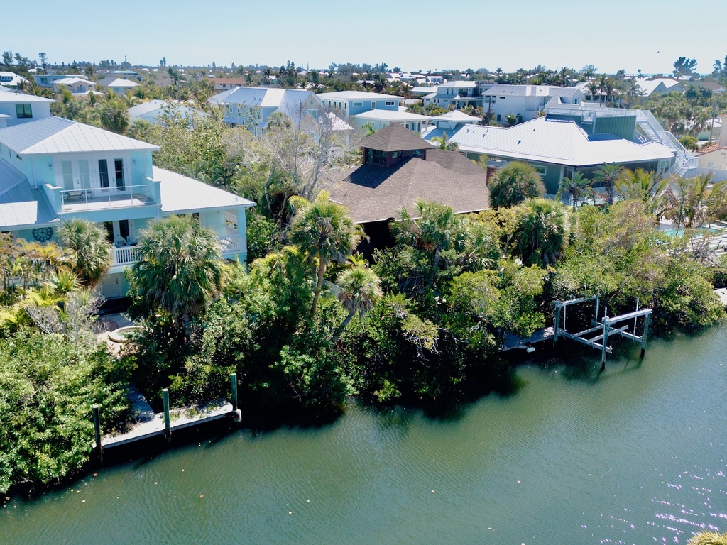 Waterfront home with private dock - Tamatoa by AMI Locals