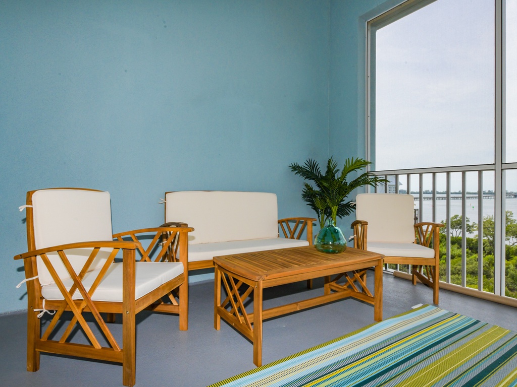 Lanai, Lounge Area