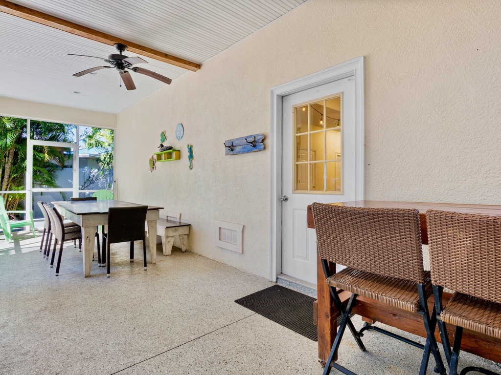 Screened-in Patio with Outdoor Seating