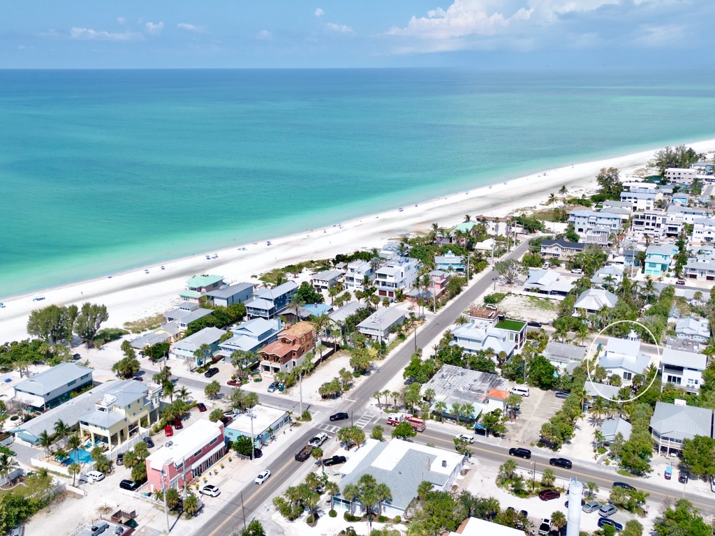 A Charming Beach Cottage on Elm by AMI Locals